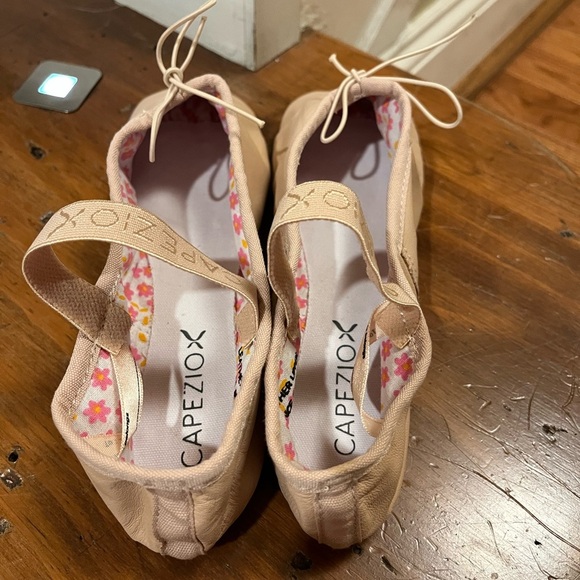 NEW Capezio Ballet Shoes girl's in ballet pink sz 2.5 (read details) - Picture 3 of 8